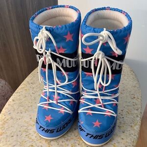 Moon Boot Women’s Blue with Pink Stars 7-8.5US